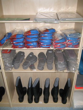 Arbeitshandschuhe und Gummistiefel